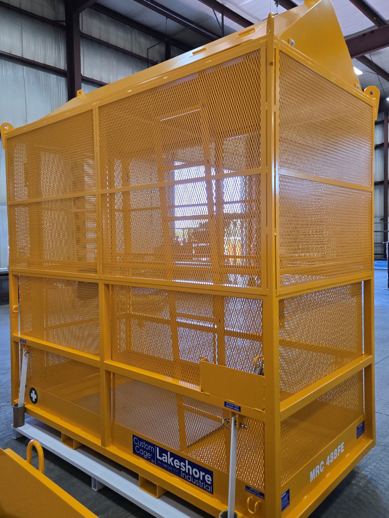 Enclosed rescue basket for personnel evacuation